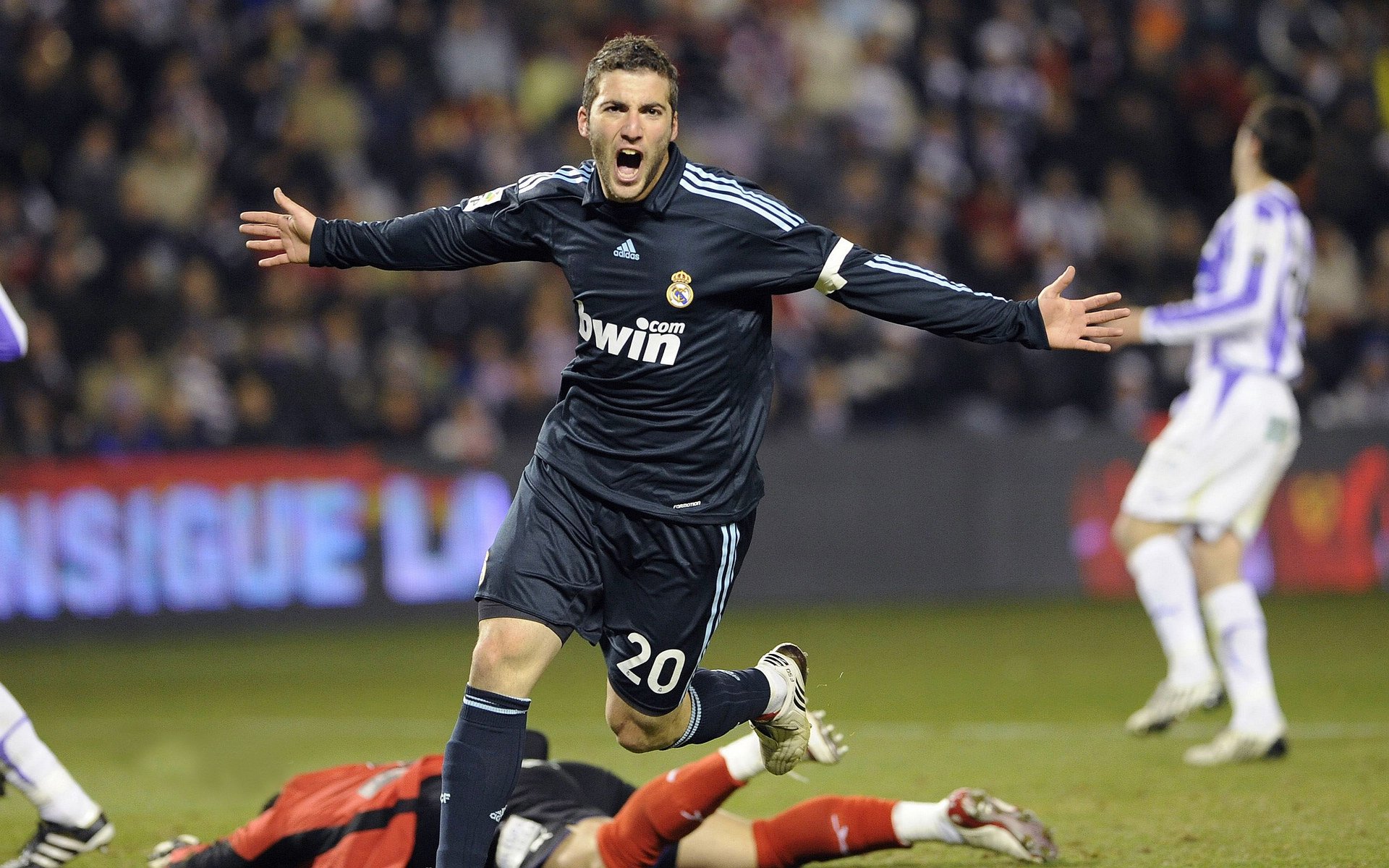 亚泰后腰组合表现稳定中场硬度提升明显,亚泰集锦